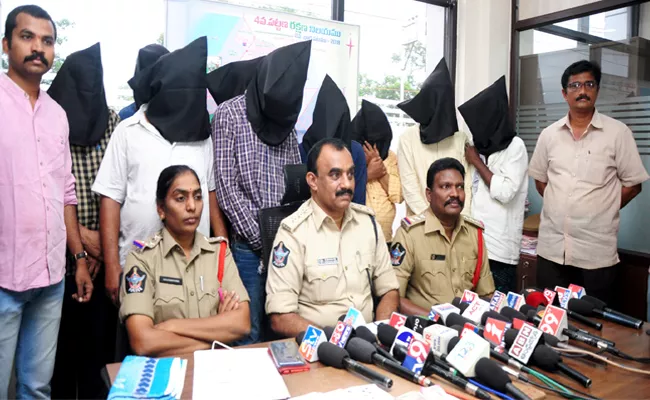 Playing Cards Gang Arrested In Nellore - Sakshi