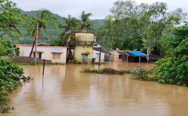 Flood Water Flow Again Increased In East Godavari - Sakshi