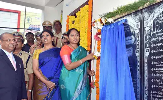 Mekathoti Sucharitha Inagurated Model Police Station In Avanigadda - Sakshi