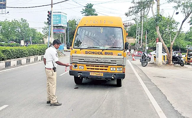 Hyderabad Traffic Police Challans on Heavy Sound Horns - Sakshi