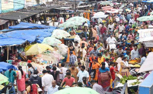 High Flower Prices Put Off Devotees In Sravanam - Sakshi