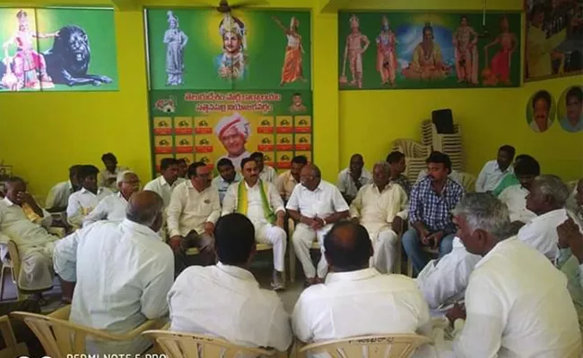 TDP Leaders Separate Decisions In Sattenapalli At Guntur - Sakshi