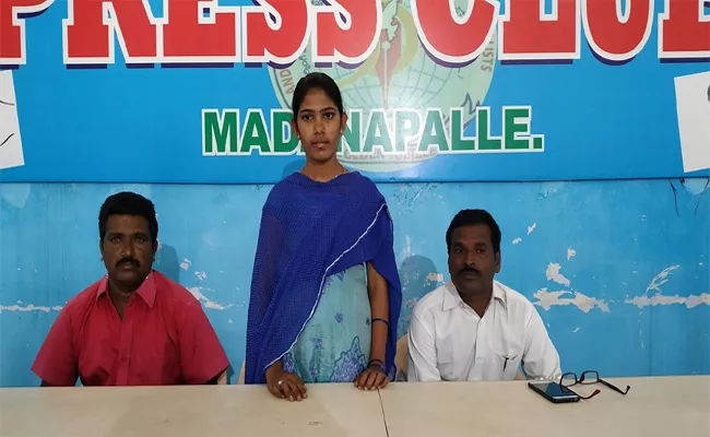 Husband Left Wife With Caste Reason In madanapalle - Sakshi