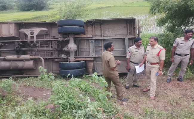 RTC Bus Rollover At Penamaluru In Krishna - Sakshi