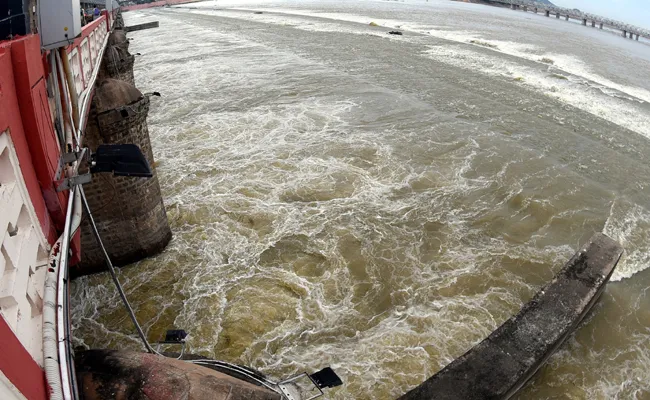 Heavy Floods To Krishna Water Release To Down From Projects - Sakshi