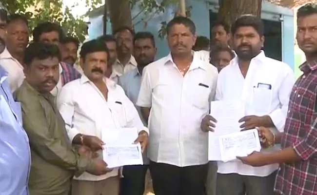 Former Minister Paritala Sunitha Distributed Fake Cheques To The Farmers  - Sakshi