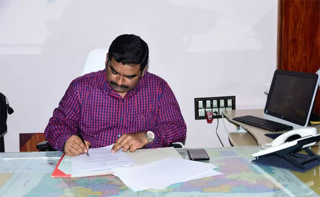 Collector Veerapandian Laid a Four Member Committee Over Agriculture Irregularities In Kurnool  - Sakshi