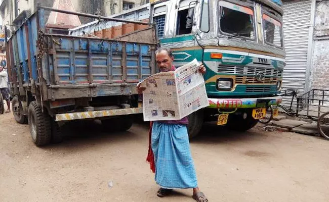 Truck Drivers In Lungi Pay Rs 2000 Fine In Uttar Pradesh - Sakshi