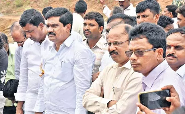 Minister Vemula Prashanth Reddy Worshiped Kaleshwaram Water at SRSP - Sakshi