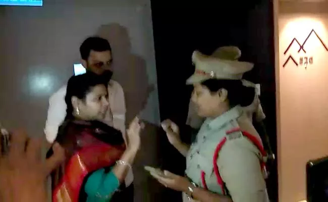 TDP Leader Bhuma Akhila Priya Arrogant With Police - Sakshi