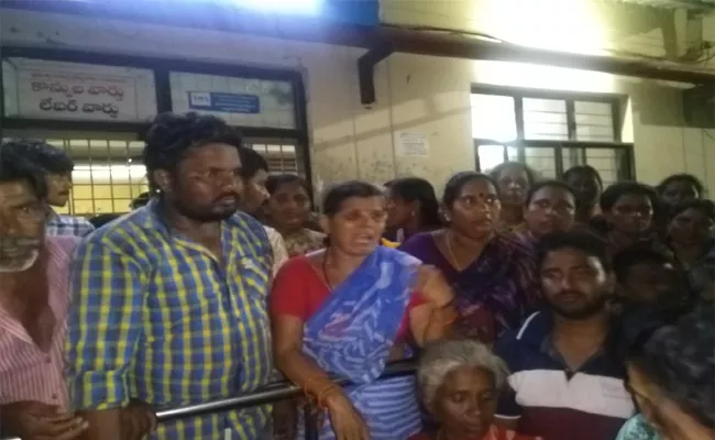 Family Protest At Hospital Over Baby Death In Guntur - Sakshi