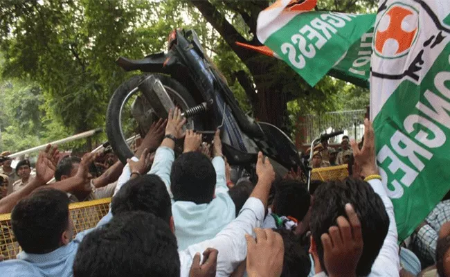 Youth Congress protests outside Gadkari residence - Sakshi