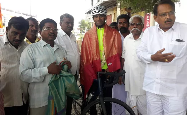 Cycling From Kashmir To Kanyakumari For Social Awareness - Sakshi