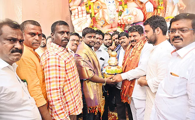 Golden Laddu Auction in Bholakpur Hyderabad - Sakshi