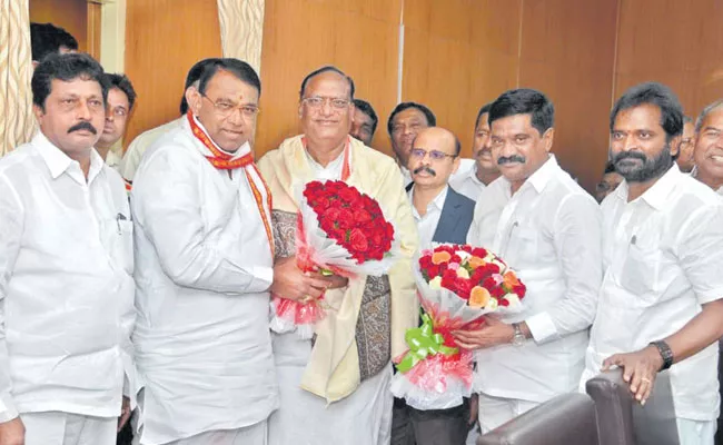 Gutha Sukender Reddy assumes charge as legislative council chairman - Sakshi