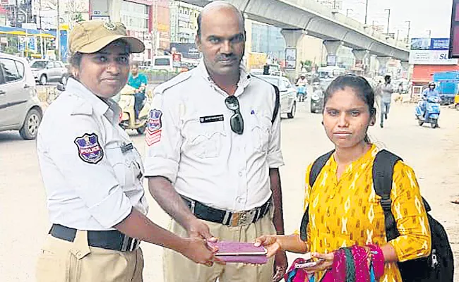 Women Traffic Police Return Missing Purse Hyderabad - Sakshi