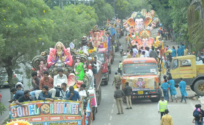 Vinayaka Nimajjanam Continues In Hyderabad Heavy Traffic Jam - Sakshi