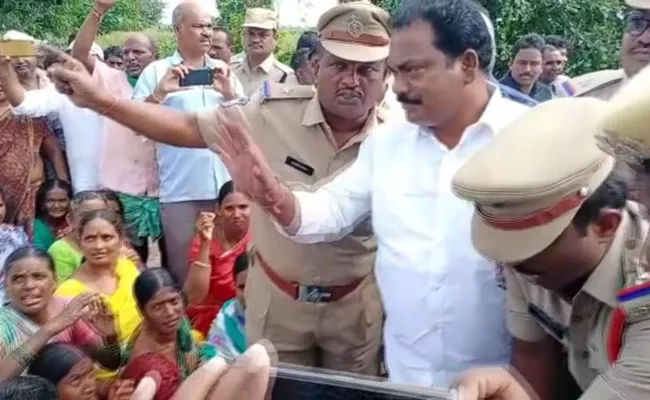 Kondagattu Victims And Farmers Stops Ministers Vehicles In Jagtial - Sakshi