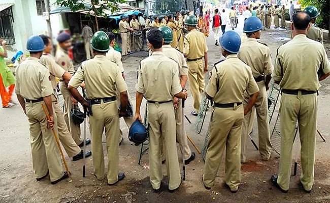 Police Rude Behaviour At Barashahid Dargah In Nellore - Sakshi