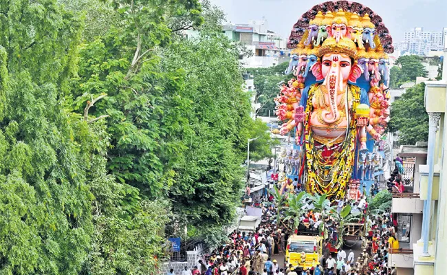 Ganesh Shobhayatra Delayed in hyderabad - Sakshi