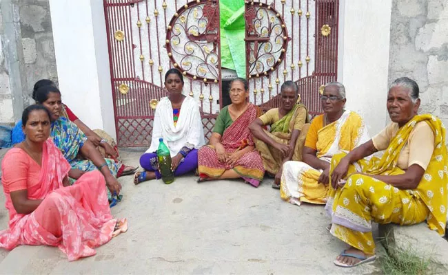 Woman Protest Sit In Front Of Boy Friend House In Vijayawada - Sakshi