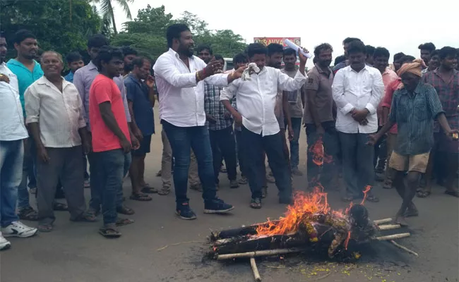 Dalits Protest Over TDP Leader Nannapaneni Rajakumari Controversial Comments In East Godavari - Sakshi