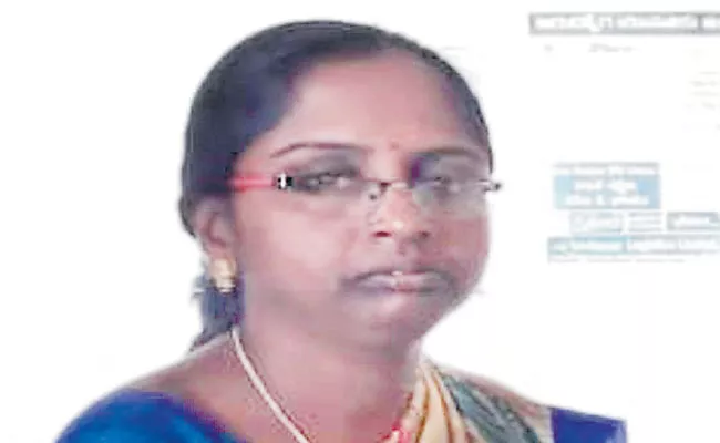 Panchayat Secretary killed while receiving treatment - Sakshi