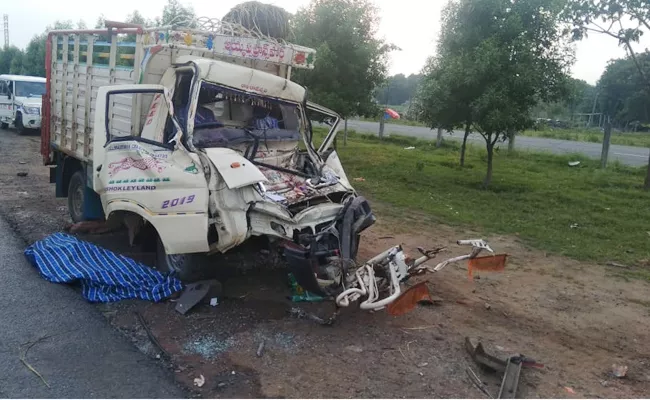 Two Srikakulam People Died In Road Accident In Mangalagiri - Sakshi