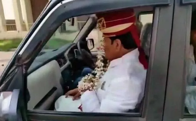 Samajwadi Party Leader Dressed Up As Groom To Meet Akhilesh Yadav - Sakshi