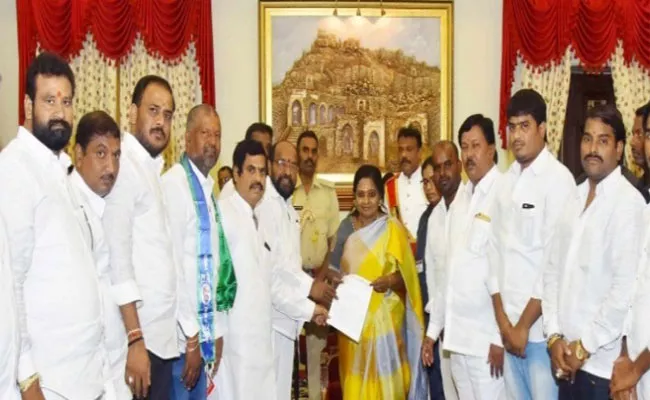 R Krishnaiah Meets Governor Tamilisai Soundararajan In Hyderabad - Sakshi