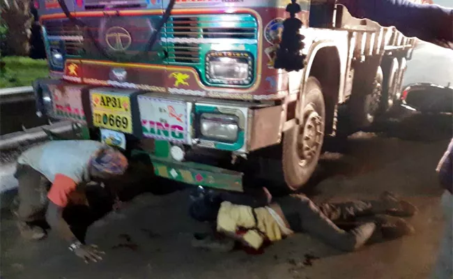 Man Died In Road Accident In Visakhapatnam - Sakshi