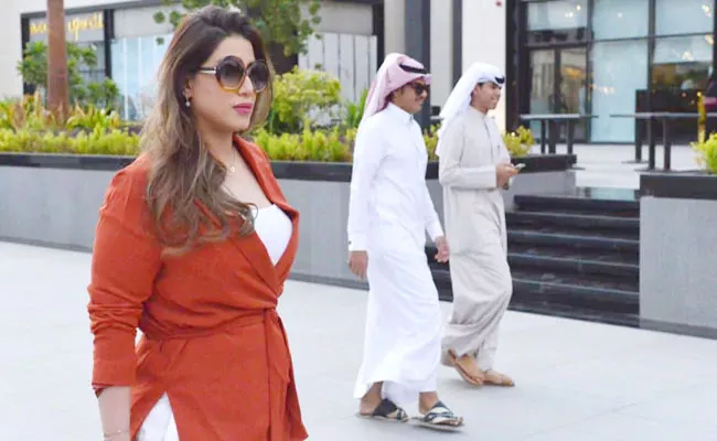 Saudi Woman Walks Through Mall Without Customary Abaya Then What Happen - Sakshi