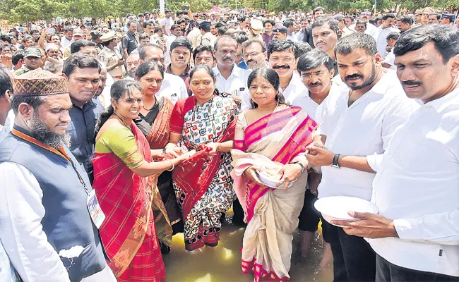 Minister Mekathoti Sucharitha Participated in Rottela Panduga - Sakshi