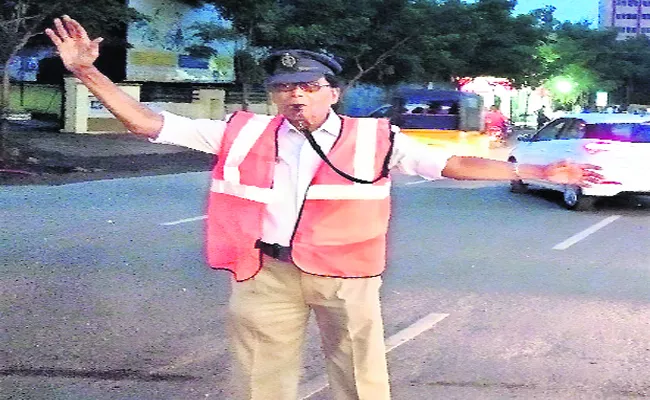 Retired BSF Jawan Doing Social Service By Giving Traffic Awareness In Kakinada - Sakshi