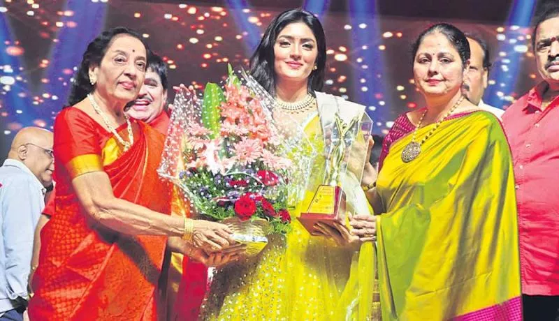 Lifetime achievement award for jamuna - Sakshi