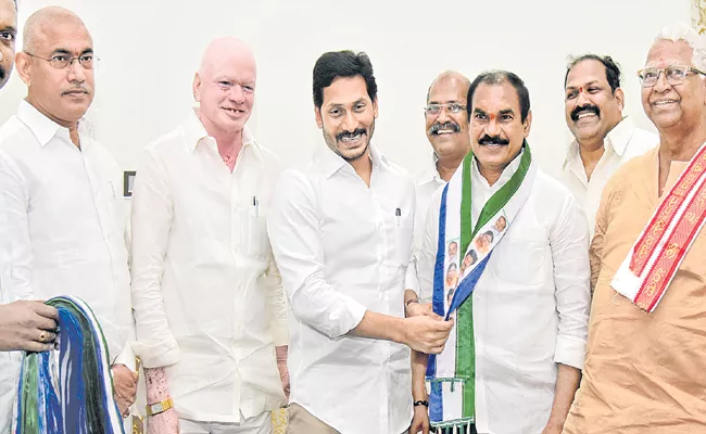 Thota Trimurthulu joins in YSRCP - Sakshi