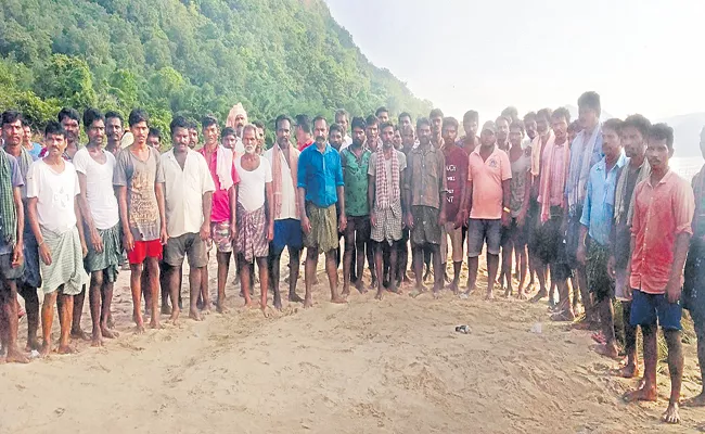 Kuchuluru Tribes Helping Hand to the Devipatnam Boat Capsize victims - Sakshi