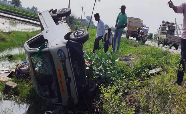 Couple Died In A Road Accident While Saving A Pig At Narkatpalli - Sakshi