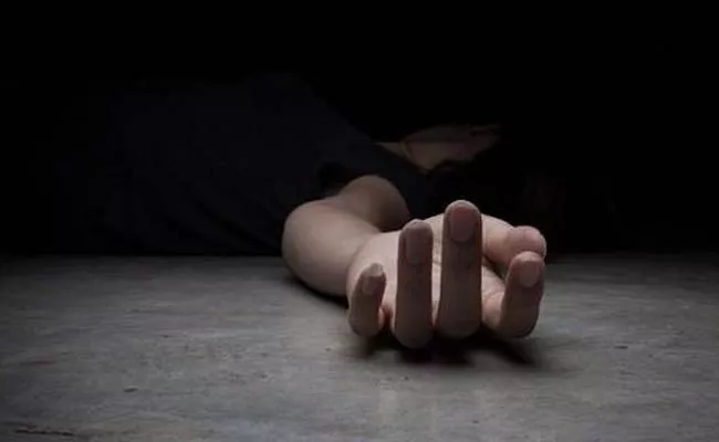 Man Suspicious Death In Chenne kothapally Anantapur - Sakshi