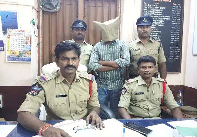 Cheated Man Arrested In Rajole East Godavari - Sakshi