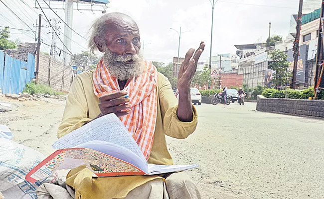 Story Writer Konda Ramarao Begging on Footpath Hyderabad - Sakshi