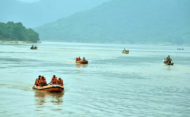 Ongoing operation in Godavari for Boat lift out - Sakshi