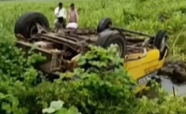 School Bus Rollover At Darsi In Prakasam District - Sakshi