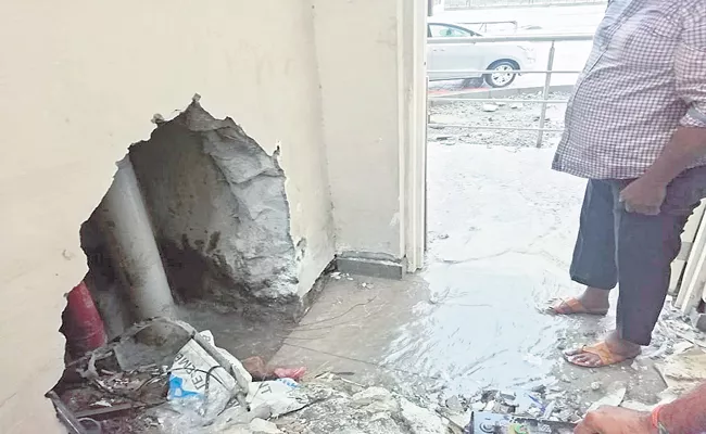 Rain water into the AP High Court building - Sakshi