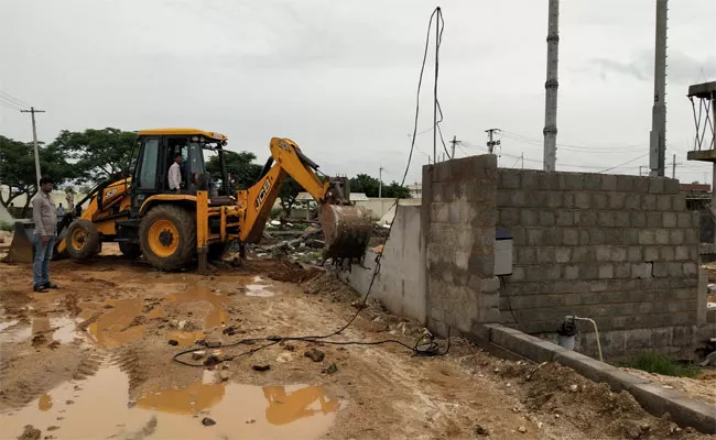 Land Mafia In Hathiramji Mutt At Chittoor - Sakshi