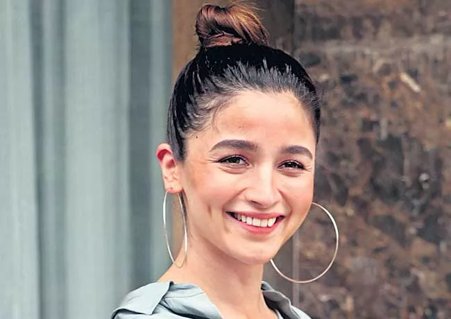 Alia Bhatt to do Gangubai with Sanjay Leela Bhansali - Sakshi