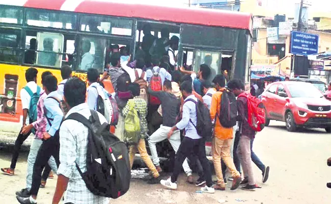 College Students Suffering Bus Shortage in Hyderabad Outcuts - Sakshi