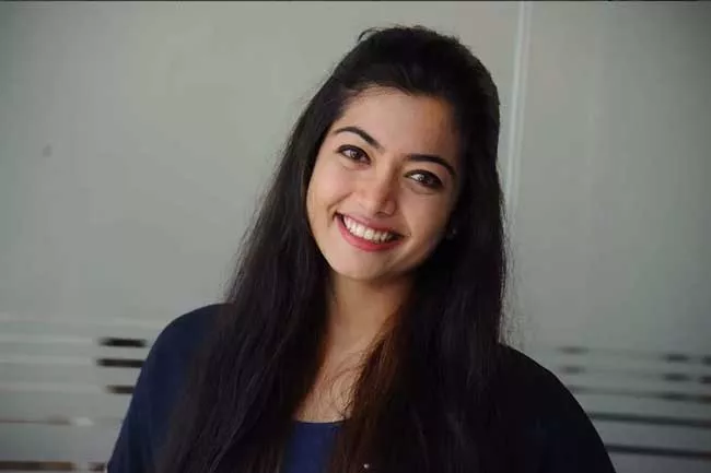 Rashmika Mandanna To Go De-glam For Allu Arjun movie - Sakshi