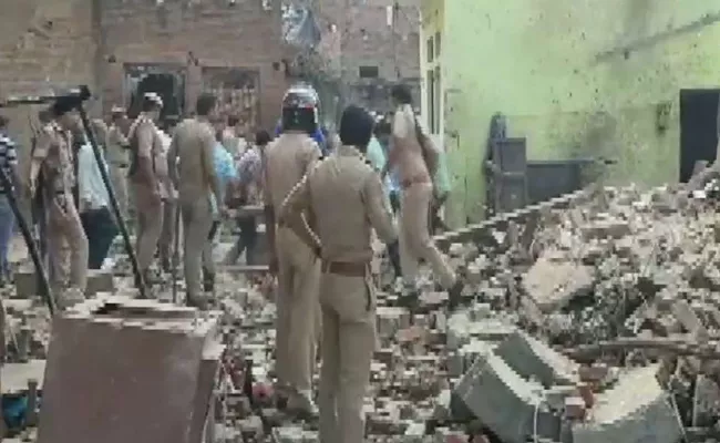 Firecracker explosion in house kills six in UP - Sakshi