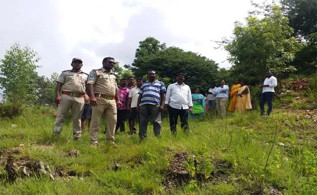 Villagers Suspect Leopard Wandering in Puvvada Nagar - Sakshi